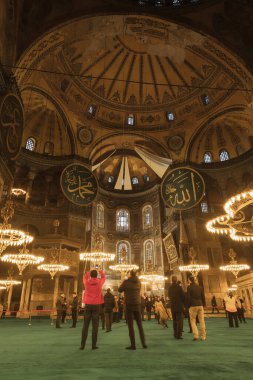 İnsanlar ve Ayasofya Camii. İstanbul 'daki arka plan fotoğrafına git. İstanbul Türkiye - 1.20.2023