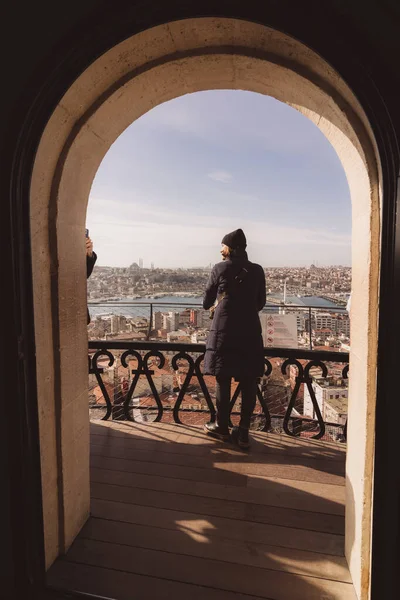 Женщина Смотрит Стамбул Балконе Галатской Башни Стамбул Туркие 2023 — стоковое фото