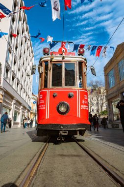 Istiklal Caddesi 'nin ünlü tramvayı ya da Beyoğlu' ndaki İstiklal Caddesi. Türkiye 'nin arka plan fotoğrafına git. İstanbul Türkiye - 1.18.2023