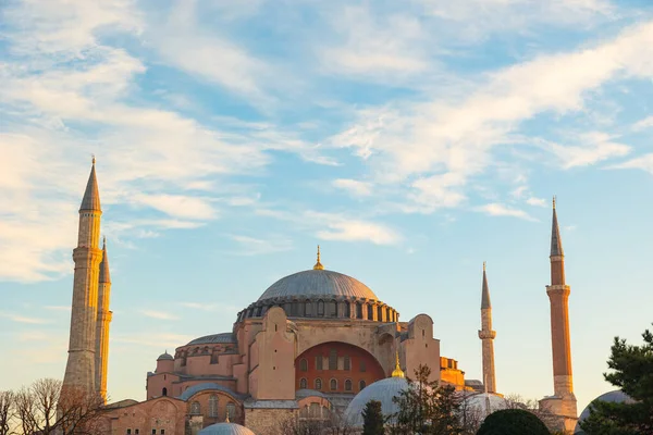 Ayasofya, sabah. İstanbul 'daki arka plan fotoğrafına git. Ramazan veya İslami konsept fotoğrafı.