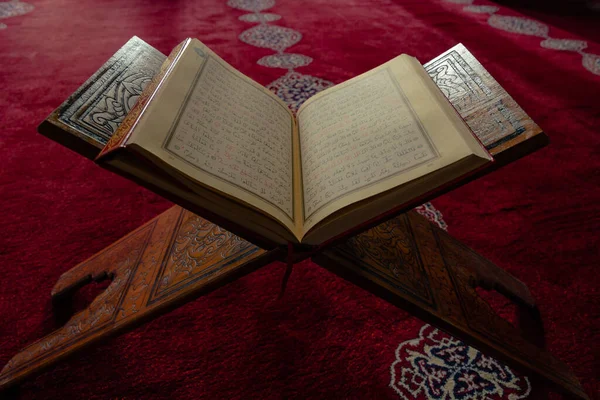 Islámská Fotka Svatý Korán Řečnickém Pultu Ramadán Nebo Islámský Koncept — Stock fotografie