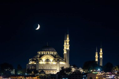 İslami fotoğraf. Süleyman Camii ve Hilal Ay veya Türkçe hilal. Ramazan veya İslami konsept arkaplan fotoğrafı.