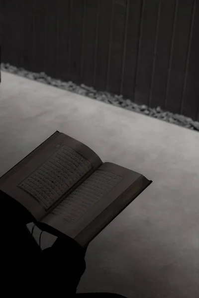 Ισλαμική Φωτογραφία Διαβάζοντας Ιερό Κοράνι Στην Κάθετη Φωτογραφία Του Τζαμιού — Φωτογραφία Αρχείου