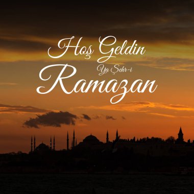 Hos Geldin Ya Sehr-i Ramazan. Ayasofya ve Sultanahmet 'in silueti. Kutsal Ramazan ayına hoş geldiniz..