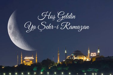 Hos Geldin Ya Sehr-i Ramazan. Sultanahmet ve Hilal aylı Ayasofya. Kutsal Ramazan ayı ve Allah 'ın elçisi Muhammed' e hoş geldiniz..