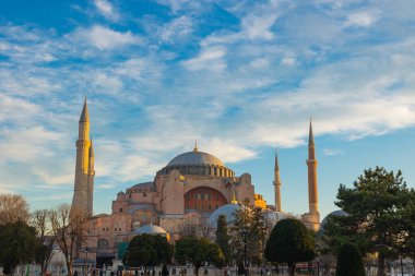 Ayasofya, sabah gün doğumunda. İstanbul 'un arka plan fotoğrafının simgeleri. Ramazan veya İslami konsept fotoğrafı.