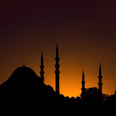 Gün batımında Süleyman Camii 'nin silueti. Ramazan konsepti fotoğrafı. İslami veya kadir gecesi veya laylat al-Qadr arkaplan fotoğrafı.