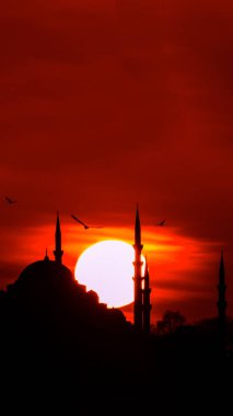 Süleyman Camii ve güneş batarken. İslami ya da ramazan dikey fotoğraf. Ramazan veya kadir gecesi veya laylat al-Qadr konsepti dikey hikaye fotoğrafı.