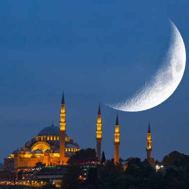 Ramazan konsepti fotoğrafı. Süleyman Camii ve Hilal Ayı. İslami veya kadir gecesi veya laylat al-Qadr arkaplan fotoğrafı.