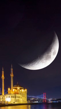 İslami arka plan fotoğrafı. Ortakoy Camii ve Hilal Ayı. Ramazan veya kadir gecesi veya laylat al-Qadr konsepti dikey hikaye fotoğrafı.