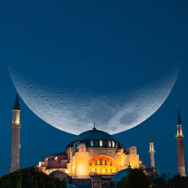 Ayasofya Camii ve Hilal aylı Ayasofya. Ramazan konsepti fotoğrafı. İslami veya kadir gecesi veya laylat al-Qadr arkaplan fotoğrafı.