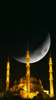 Selimiye Camii ve Hilal Ayı. İslami ya da ramazan fotoğrafı. Ramazan veya kadir gecesi veya laylat al-Qadr konsepti dikey hikaye fotoğrafı.