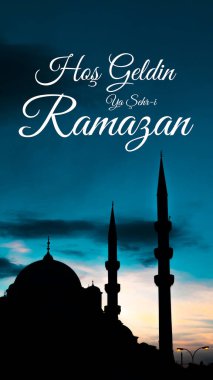 Eminonu Yeni Cami veya Yeni Cami silueti. Hos Geldin ya sehr-i Ramazan ya da Ramazan ayının kutsal metnini görüntüyle karşıla.