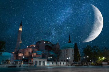 Ramazan konsepti fotoğrafı. Ayasofya ya da Ayasofya, hilal ve samanyolu. İslami veya kadir gecesi veya laylat al-Qadr arkaplan fotoğrafı.