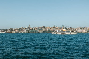 Galata Kulesi ve feribot. İstanbul 'daki arka plan fotoğrafına git. İstanbul Türkiye - 10.27.2022