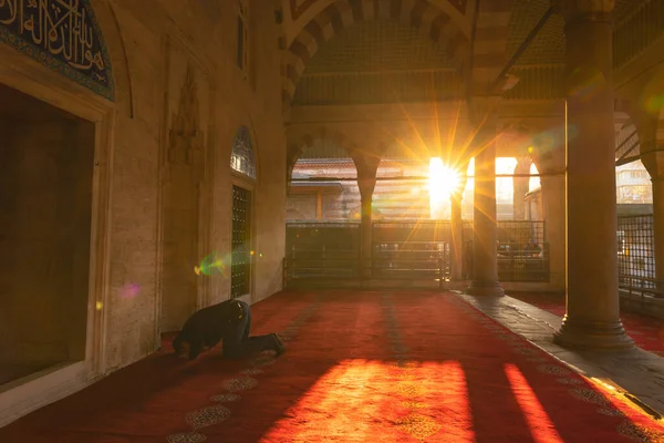 Photo Islamique Homme Musulman Prière Dans Mosquée Lumière Directe Soleil — Photo