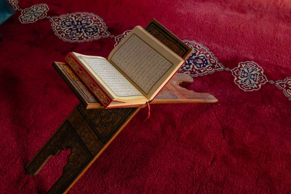 Islamitische Foto Heilige Koran Lessenaar Een Moskee Ramadan Islamitische Kadir — Stockfoto