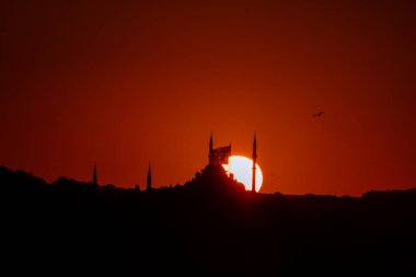 Fatih Camii 'nin silueti ve gün batımında güneş. Ramazan fotoğrafı. İslam konsepti fotoğrafı.