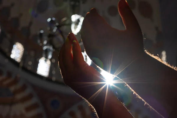 Slami Arkaplan Elleri Havada Elleri Arasında Güneş Işığı Olan Müslüman — Stok fotoğraf