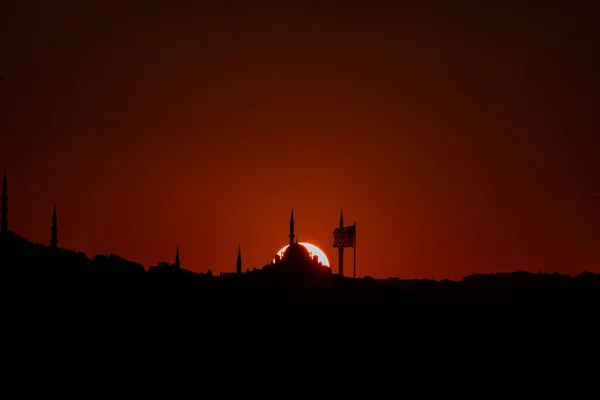 Silueta Mešity Fatih Při Západu Slunce Islámské Nebo Ramadán Nebo — Stock fotografie