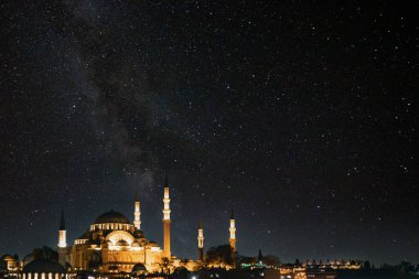 Süleyman Camii ve Samanyolu. İslami ya da Ramazan konsepti fotoğrafı. Gürültü dahil.
