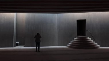 İslam videosu. Camide namaz kılan Müslüman bir adam. Ramazan ya da İslami arkaplan 4k görüntü.