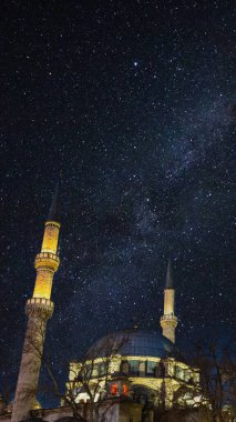 Ramazan veya İslami dikey arkaplan fotoğrafı. Samanyolu ile Eyüp Sultan Camii. Kadir gecesi veya laylat al-Qadr konsept fotoğrafı.