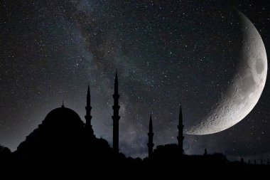 İslami ya da Ramazan konsepti fotoğrafı. Süleyman Camii 'nin silueti ve samanyolu ile hilal..