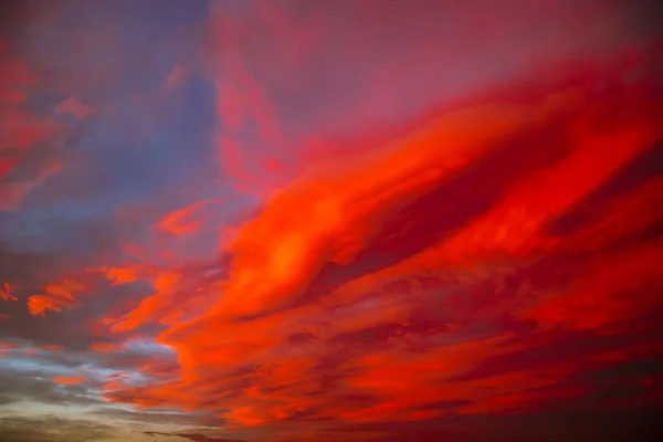 Röda Eller Orange Moln Vid Solnedgången Molnlandskap Bakgrund Foto Dramatisk — Stockfoto