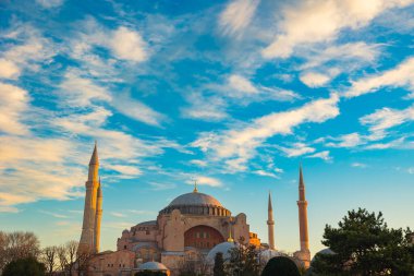 Ayasofya Camii ve parçalı bulutlu gökyüzü. Ayasofya, sabah. Ramazan veya İslami arkaplan fotoğrafı.