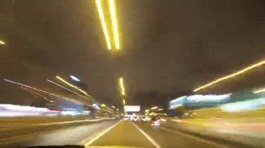 Otobanda giden arabanın hızlandırılmış videosu. Şehir trafiğinin zaman çizelgesi.