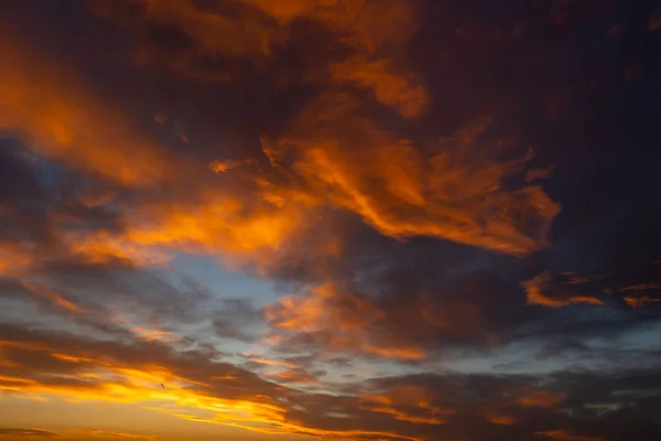 日没時の雲 劇的または映画的な雲 インスピレーション引用コンセプト背景写真 — ストック写真