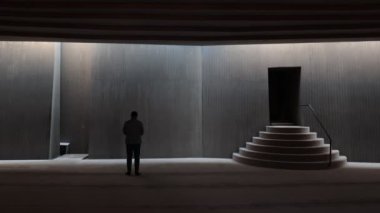 İslam videosu. Camide namaz kılan Müslüman bir adam. Ramazan veya İslami konsept 4k görüntü.