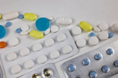 Plastik kabarcıklarda hap ya da uyuşturucu. İlaç ya da farmakoloji Rakun Fotoğrafı.
