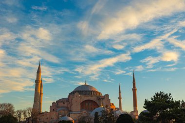 Ayasofya güneş doğarken parçalı bulutlu gökyüzü ile. Ayasofya Camii. Ramazan veya İslami konsept fotoğrafı.