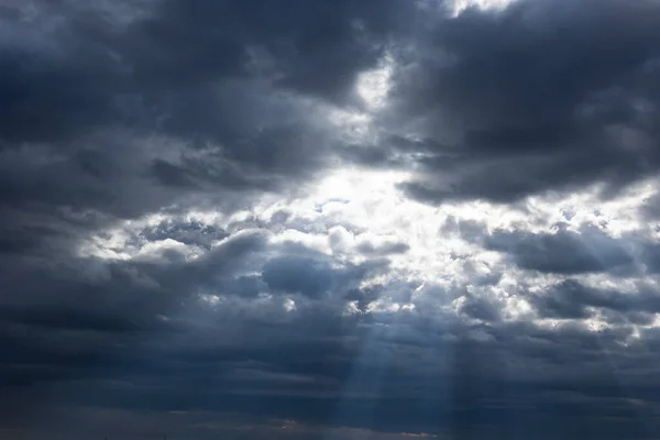 Raios Sol Através Das Nuvens Cinzentas Foto Conceito Religioso Cloudscape — Fotografia de Stock