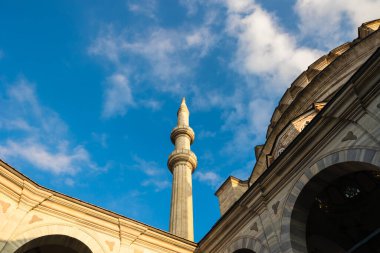 Nuruosmaniye Camii 'nin minare ve kubbeleri. Osmanlı mimarisi. Ramazan veya İslami konsept fotoğraf. İstanbul Türkiye - 12.23.2022