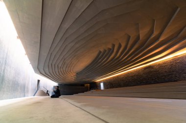 Sancaklar Camii ve dua eden müslüman adam. Ramazan veya İslami arkaplan fotoğrafı. İstanbul Türkiye - 11.12.2022