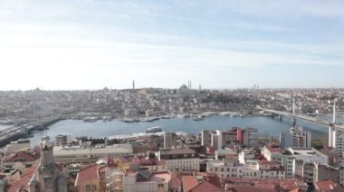 Galata Kulesi 'nden İstanbul silueti. Sağdan sola hareket ediyor. İstanbul arka plan 4k video seyahat.