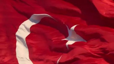 Türk Bayrağı ya da Türk Bayragi rüzgarda sallanıyor. FullHD Türkiye Bayrağı videosu. 23 nisan veya 19 mayis veya 29 ekim veya 30 agülasyon konsept video.
