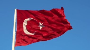Mavi gökyüzünde Türk Bayrağı sallıyor. Turkiye Fullhd videosunun ulusal bayramları. 19 mayis veya 23 nisan veya 15 temmuz veya 29 ekim veya 30 agülasyon konsept görüntü.