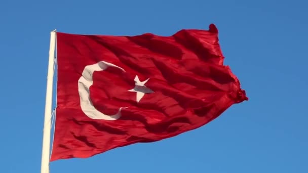 Mává Tureckou Vlajkou Modré Obloze Národní Svátky Turkiye Fullhd Videa — Stock video