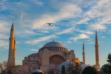 Ayasofya ya da Ayasofya, güneş doğarken gökyüzü parçalı bulutlu Ayasofya. İstanbul 'daki arka plan fotoğrafına git. Ramazan veya İslami konsept fotoğrafı.