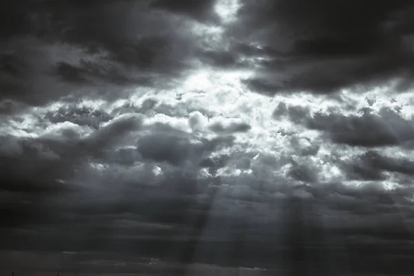 Nuvens Escuras Raios Sol Raios Sol Foto Conceito Religião Tempestade — Fotografia de Stock