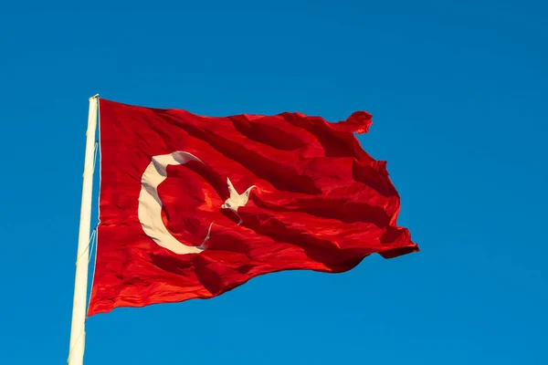 Mengayunkan Bendera Turki Latar Langit Biru Mayis Atau Mungkin Foto — Stok Foto