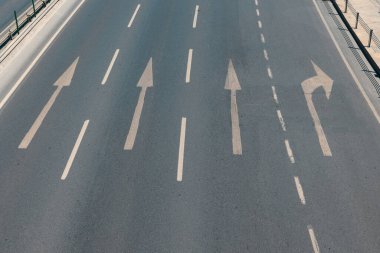 Üzerinde oklar olan bir otoyol. 4. Cadde 'nin üst manzarası. Ulaşım arkaplan fotoğrafı.