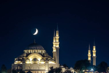 Süleyman Camii ve Hilal Ayı. Laylat al-Qadr veya Kadir Geci konsept fotoğrafı. Ramazan veya İslami arkaplan.