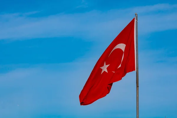 Размахивая Турецким Флагом Национальные Праздники Турции Концептуальная Фотография Копировальным Пространством — стоковое фото