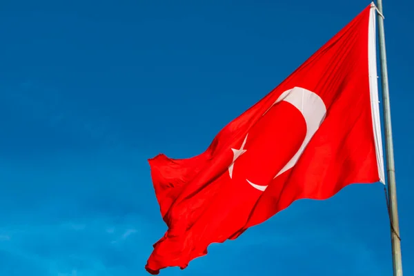 Mengayunkan Bendera Turki Latar Langit Biru Hari Libur Nasional Turkiye — Stok Foto