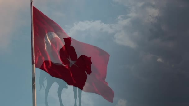 トルコ国旗とアタチュルクの記念碑のシルエット トルコのコンセプトビデオの国民の休日 5月または19日テキスト用のコピースペースを持つ4K映像 — ストック動画